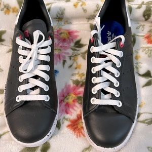 Womens size 7 Stan Smith sneakers